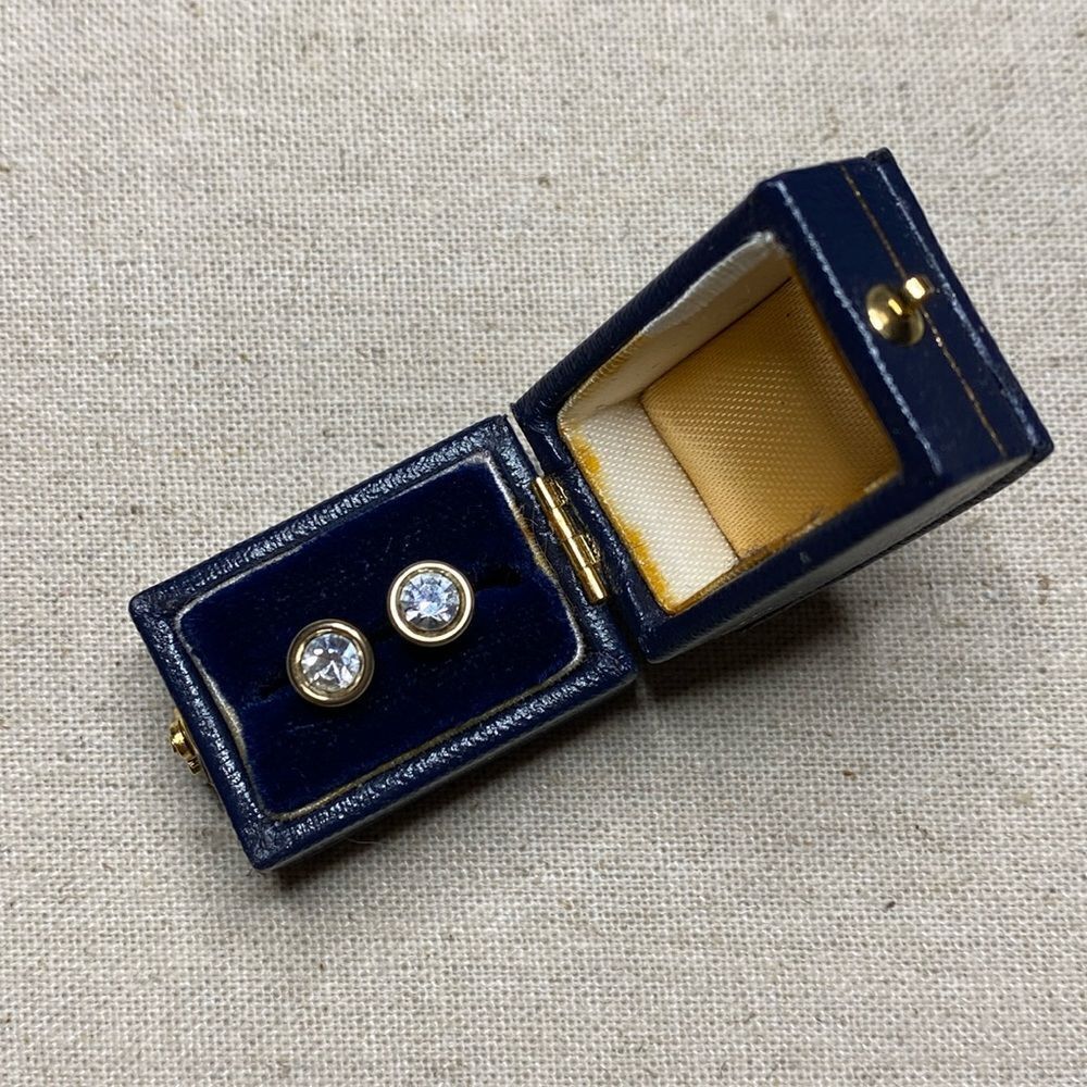 💛 Vintage Avon Gold Tone Crystal Stud Earrings
